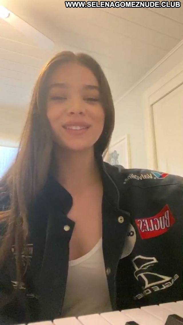 Hailee Steinfeld Sexy Posing Hot Babe Beautiful Celebrity