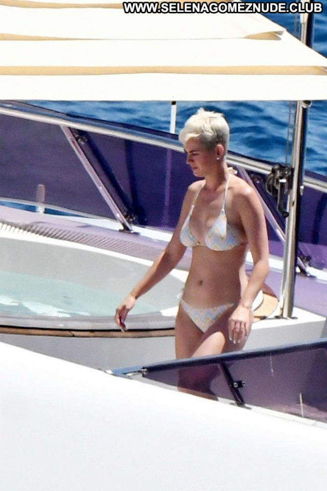 Katy Perry The Beach Posing Hot Beautiful Paparazzi Bikini Beach