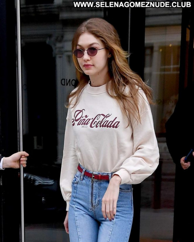 Gigi Hadid No Source Shirt Paparazzi Babe Nyc Celebrity Posing Hot