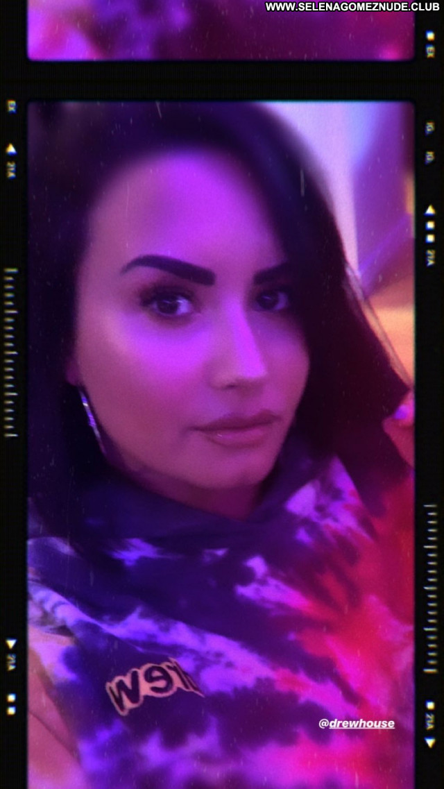 Demi Lovato No Source Posing Hot Babe Sexy Beautiful Celebrity