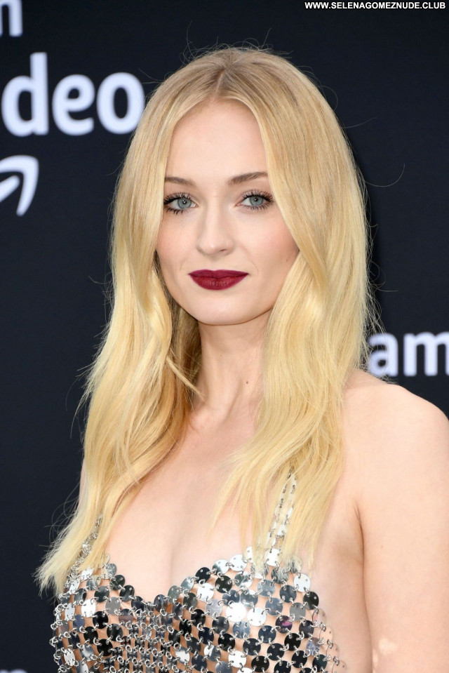 Sophie Turner No Source  Posing Hot Babe Sexy Beautiful Celebrity