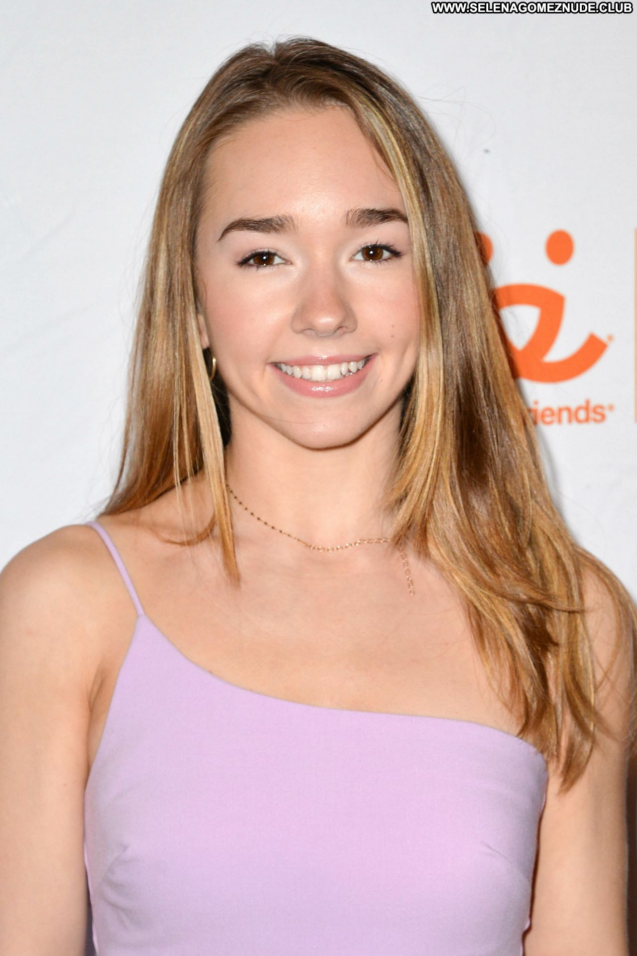 Holly Taylor Posing Hot Beautiful Sexy Celebrity Babe 