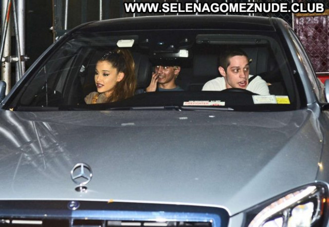 Ariana Grande New York Posing Hot New York Paparazzi Babe Celebrity