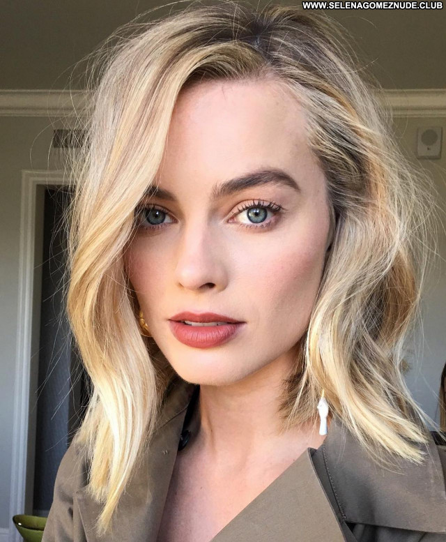 Margot Robbie No Source Sexy Beautiful Celebrity Posing Hot Babe